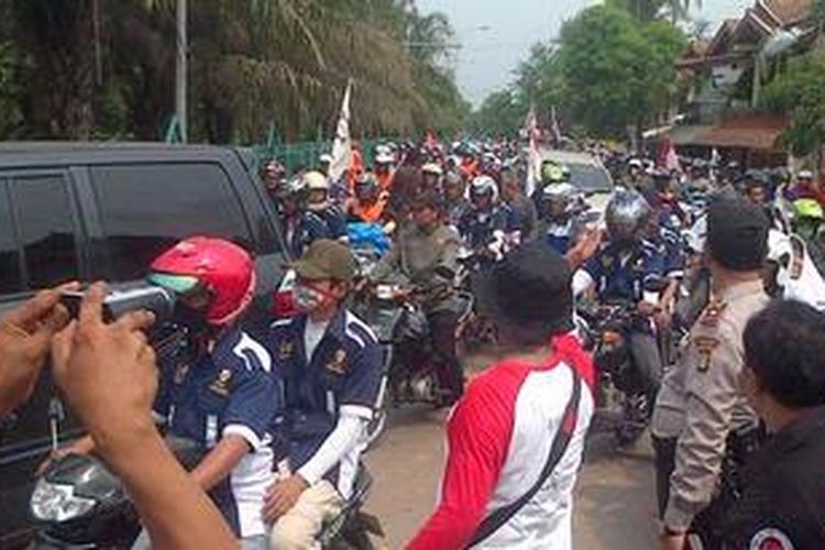 Buruh di gerbang belakang Bandara Soetta membubarkan diri, Rabu (1/5/2013). Setelah dari Bandara, mereka akan bergerak menuju pusat pemerintahan kota Tangerang.