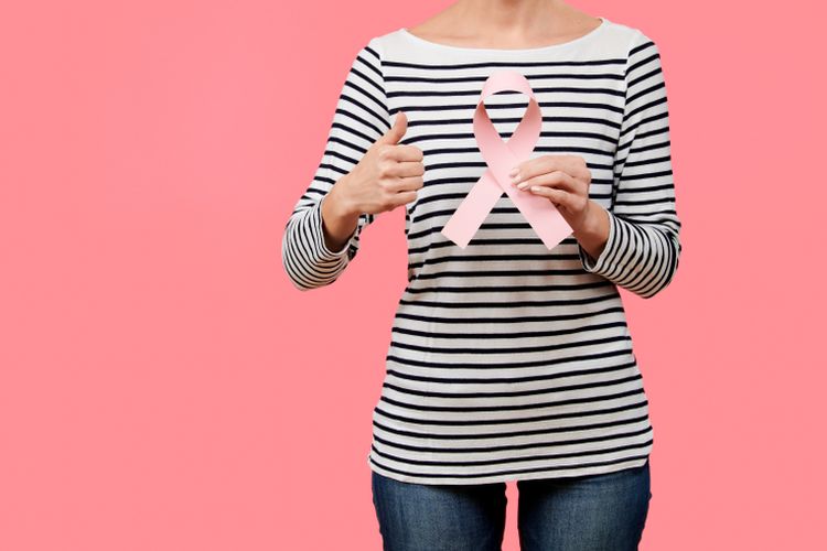 Ilustrasi penyintas kanker payudara yang melakukan prosedur lumpektomi atau mastektomi