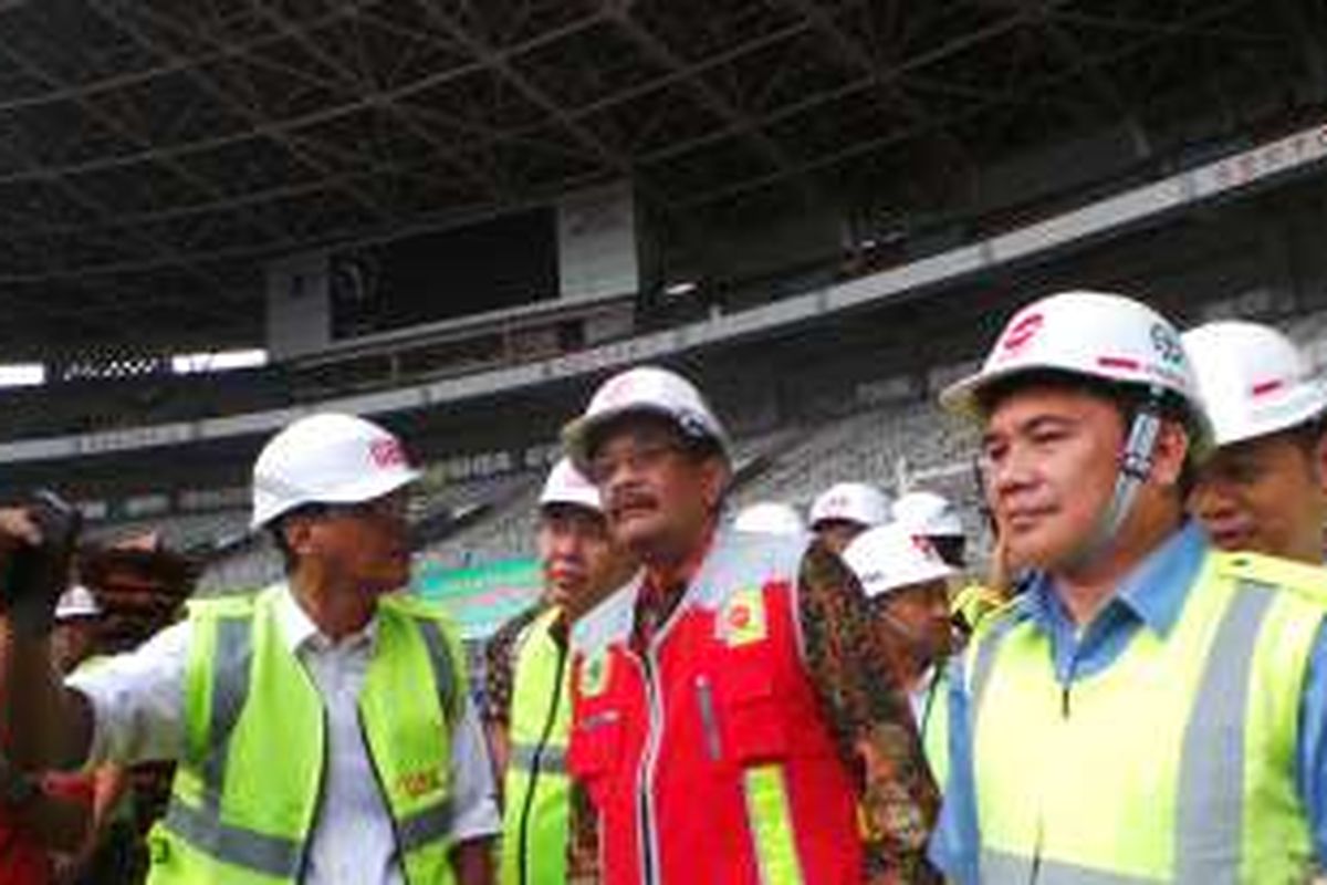 Wakil Gubernur DKI Jakarta, Djarot Saiful Hidayat, saat meninjau renovasi total Stadion Utama Gelora Bung Karno (SUGBK), Selasa (18/10/2016).