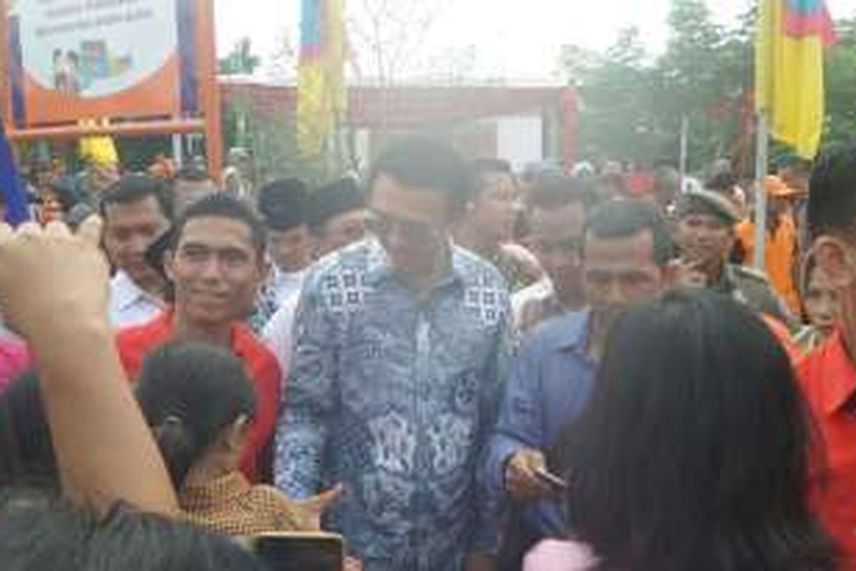 Gubernur DKI Jakarta Basuki Tjahaja Purnama menyapa warga saat meresmikan RPTRA Bhinek di Pesanggrahan, Jakarta Selatan, Kamis (13/10/2016). 