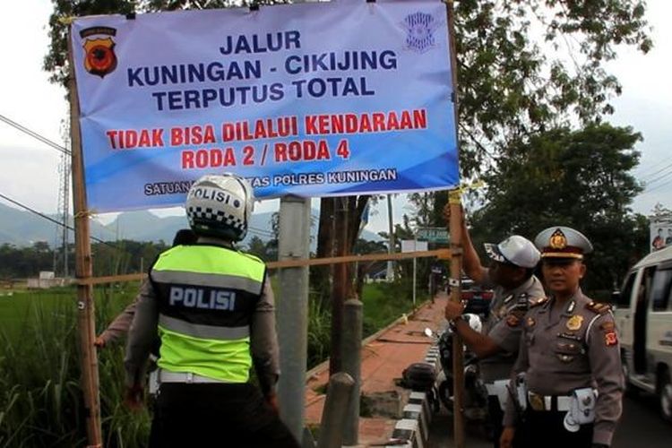 Sejumlah anggota satuan lalu lintas Polres Kuningan membuat dan memasang informasi longsor dan pengalihan arus di sejumlah titik mendekati lokasi musibah longor, di sekitar perbatasan Kota dan Kabupaten Kuninga, Jumat (17/2/2017). Sejumah petugas Dinas Perhubungan juga ditempatkan di sejumlah titik untuk memberikan penjelasan terkait jalur alternatif. 