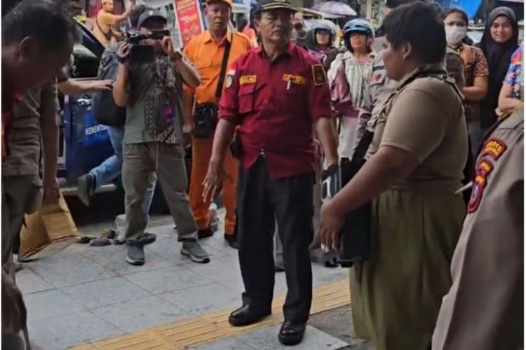 Foto: Tangkapan layar video seorang Tunanetra Mengamuk di depan Toko Roti Ganda, Jalan Sutomo, Kota Pematangsiantar, Sumatera Utara.