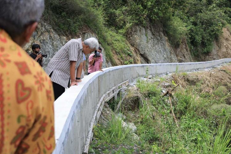 Gubernur Jawa Tengah Ganjar Pranowo meninjau hasil pengerjaan proyek Ruas Jalan Lokidang di Desa Karanggayam, perbatasan Kebumen-Banjarnegara, Selasa (15/11/2022).