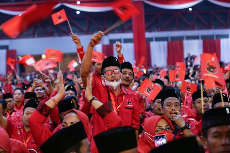 Kader Partai Demokrasi Indonesia Perjuangan menghadiri perayaan HUT ke-50 PDI P di JI Expo Kemayoran, Jakarta, Selasa (10/01/2023).