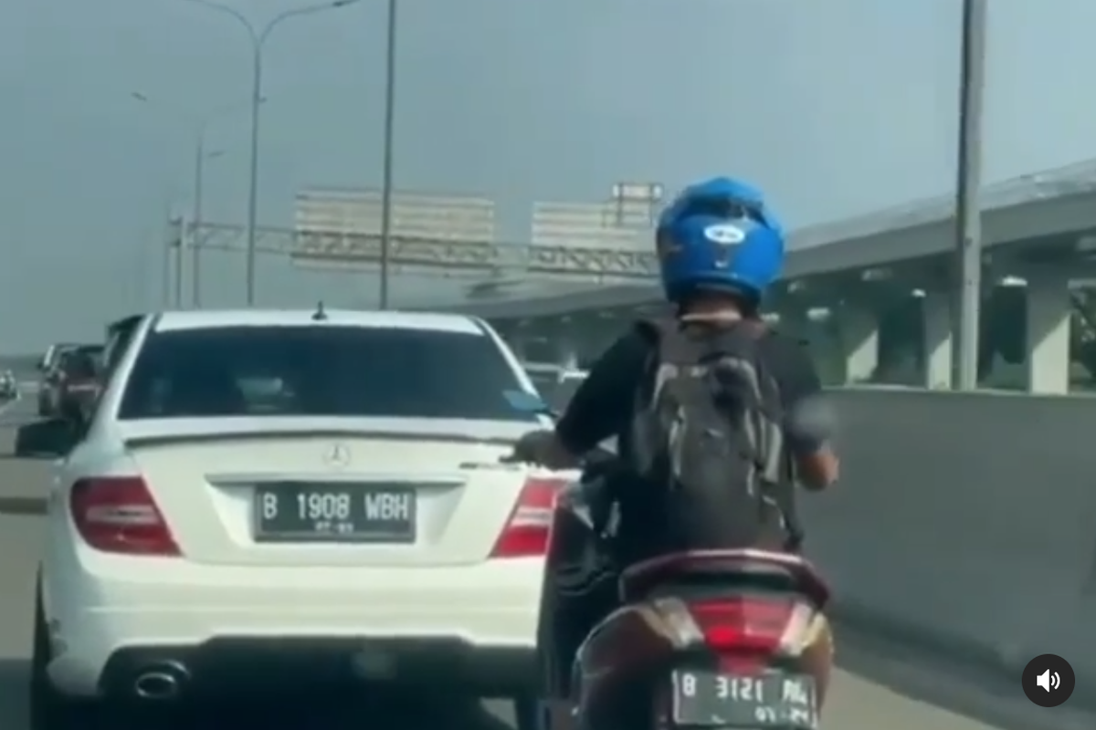 Pengendara motor masuk jalan tol