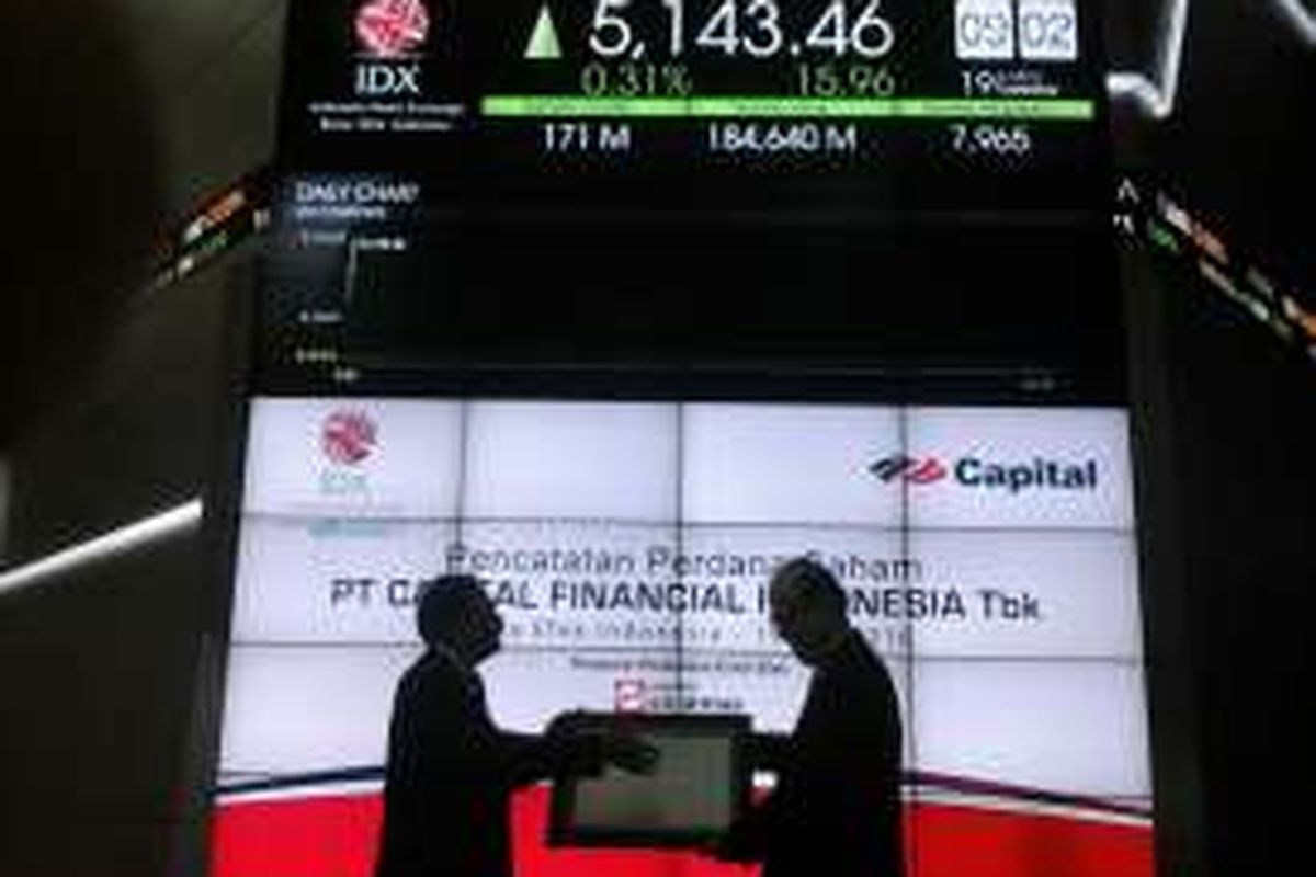 Pencatatan perdana saham PT Capital Financial Indonesia Tbk (CASA) di Gedung Bursa Efek Indonesia, Jakarta, Selasa (19/7/2016).