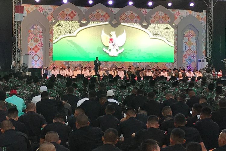 Suasana buka puasa bersama Presiden Joko Widodo dengan prajurit TNI-Polri di Lapangan Monas Jakarta, Kamis (16/5/2019).