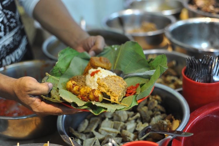 Ilustrasi tempat makan nasi jamblang, salah satu kuliner populer dari Cirebon, Jawa Barat.