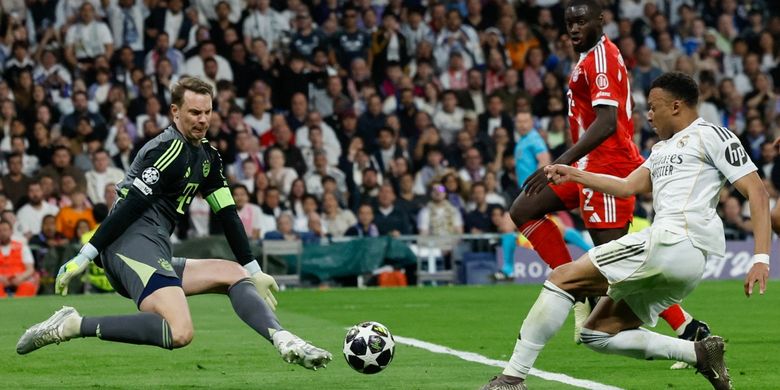Kylian Mbappe (kanan) melihat tembakannya diadang Manuel Neuer dalam pertandingan sepak bola leg pertama perempat final Liga Champions UEFA antara Real Madrid vs FC Bayern Muenchen di Stadion Santiago Bernabeu di Madrid pada 7 April 2026. (Foto oleh Oscar DEL POZO / AFP)