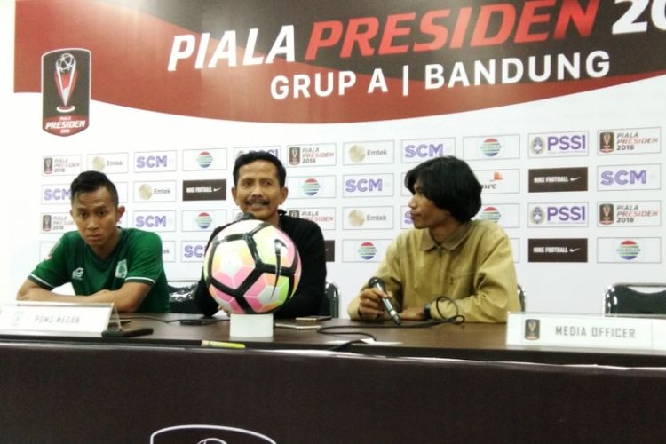 Pelatih PSMS Medan Djadjang Nurdjaman saat menghadiri sesi konferensi pers seusai laga kontra PSM Makassar pada laga perdana Piala Presiden 2018 di Stadion Gelora Bandung Lautan Api (GBLA), Selasa (16/1/2018).