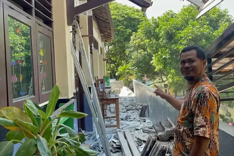 Atap Teras SDN Kutorejo 2 Tuban Ambruk, Ruang Kelas Dikosongkan dan Jadwal Ujian Diubah