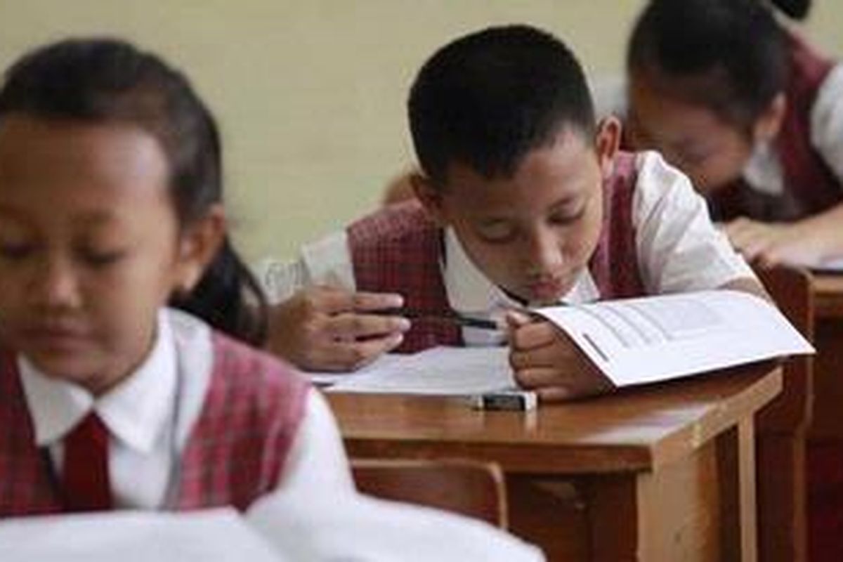 Siswa-siswi mengikuti UN tingkat sekolah dasar di SDN Palmerah 07 Pagi, Jalan Palmerah Utara, Jakarta Barat, Selasa (10/5/2011). Hari ini secara serempak seluruh murid sekolah dasar sederajat di Indonesia menjalani UN hingga 12 Mei 2011 mendatang. Mata pelajaran yang diujikan adalah Bahasa Indonesia, Matematika dan Ilmu Pengetahuan Alam.