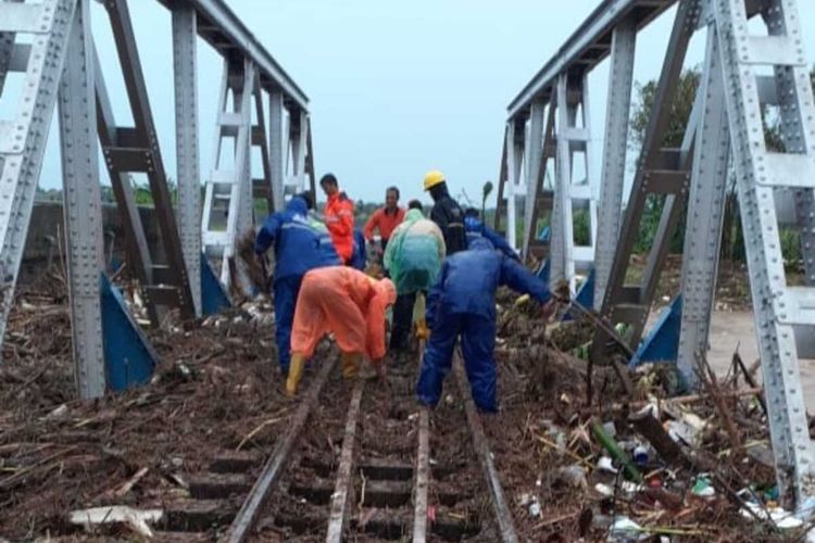 Petugas KAI Daop 4 Semarang sedang melakukan pembersihan di rel kereta. Sabtu (31/12/2022)