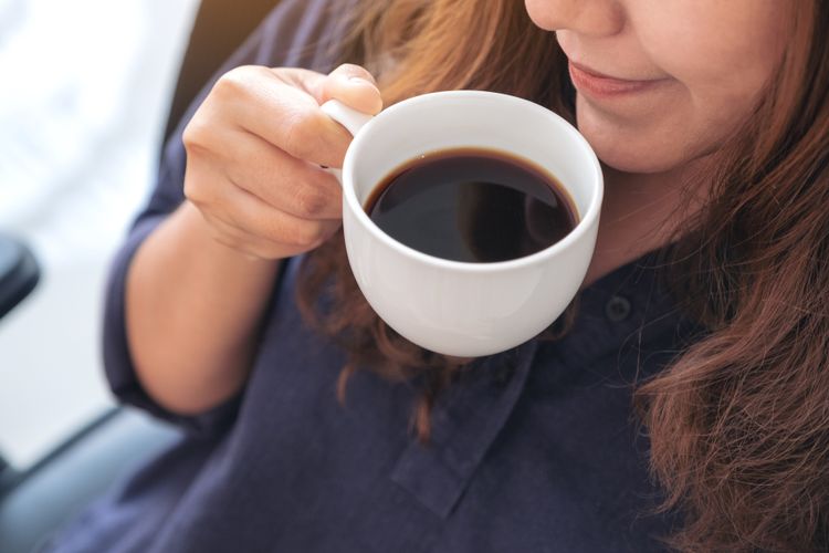 Ilustrasi minum kopi, cara minum kopi di pagi hari, cara minum kopi di pagi hari yang aman untuk kesehatan