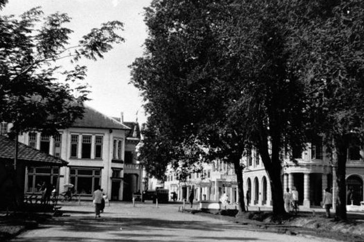Foto diambil di persimpangan antara Kesawan, Cremerweg, Nienhuysweg dan Huttenbachstraat di Medan tepatnya di sepanjang Esplanade di pintu masuk Kesawan antara 1910 hingga 1930. 