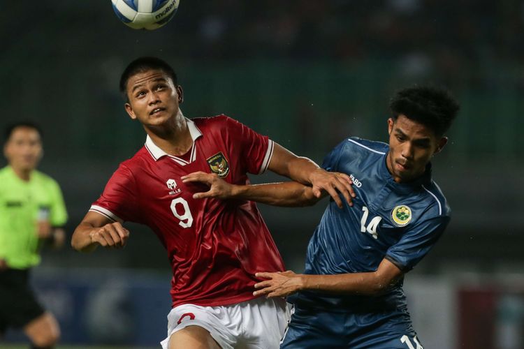 Pemain timnas U19 Indonesia Hokky Caraka berebut bola saat bertanding melawan Brunei pada laga lanjutan Grup A Piala AFF U19 2022 yang digelar di Stadion Patriot Candrabhaga, Bekasi, Senin (4/7/2022). Indonesia unggul 7-0 atas Brunei.