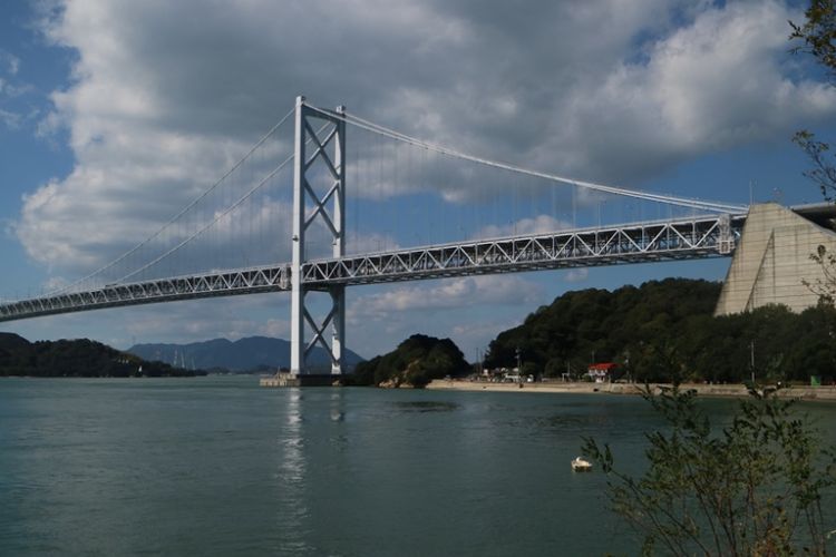Salah satu jembatan di Shimanami Kaido, Jepang