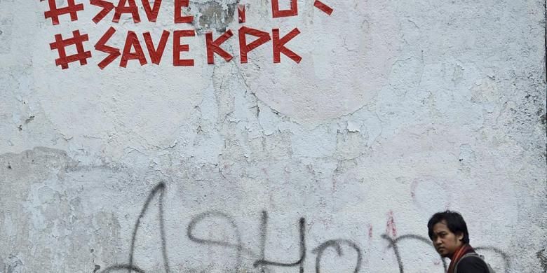 Grafiti dengan pesan untuk menyelamatkan KPK terpasang di Kawasan Cikini, Jakarta, Rabu (17/6/2015). Rencana merevisi UU No 30 Tahun 2002 tentang Komisi Pemberantasan Korupsi dianggap sejumlah pihak sebagai upaya pelemahan KPK dalam pemberantasan korupsi.