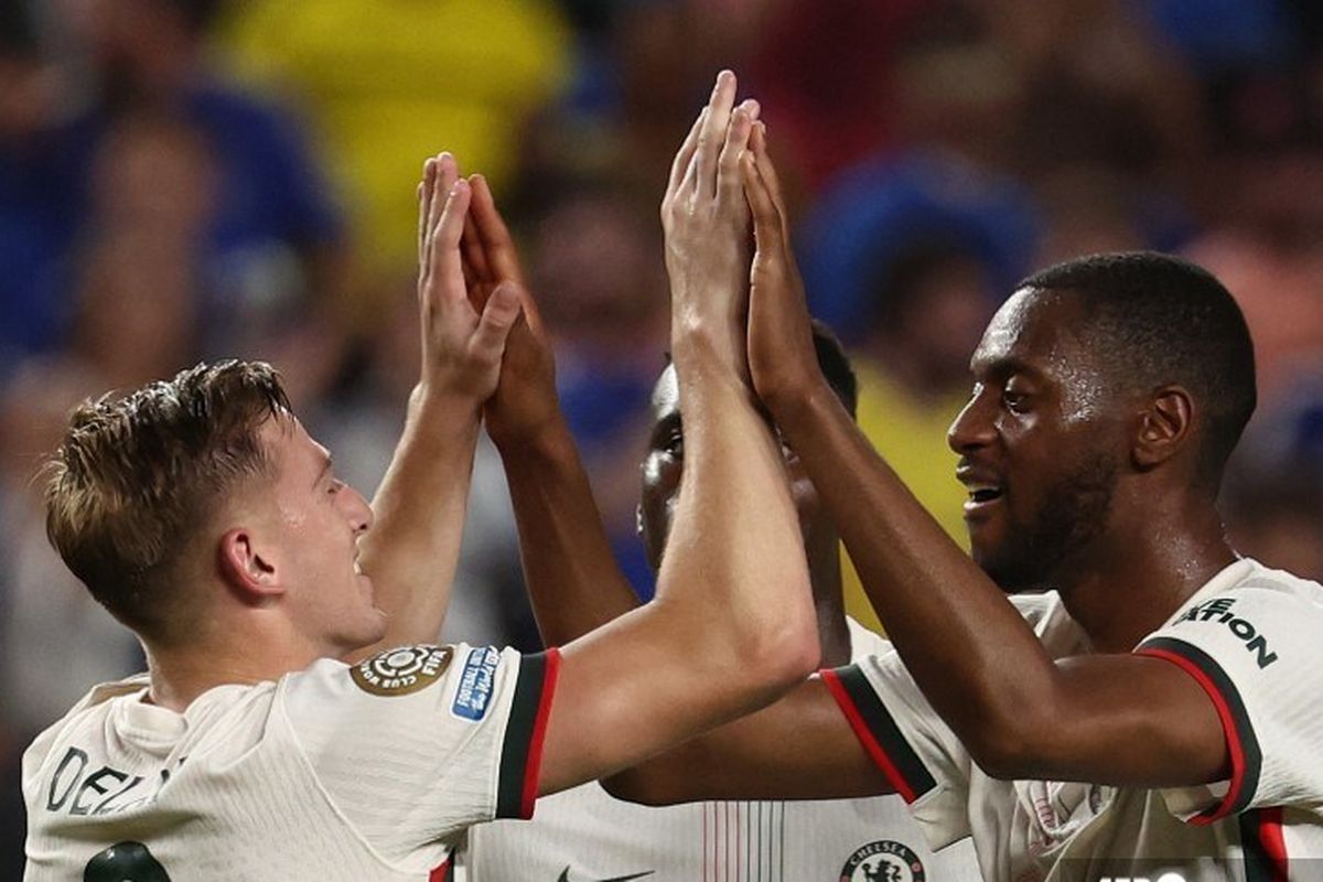 Liam Delap merayakan gol dengan Tosin Adarabioyo dalam pertandingan Piala Dunia AntarKlub 2025 Grup D antara ES Tunis vs Chelsea di Stadion Lincoln Financial Field di Philadelphia pada 24 Juni 2025. (Foto oleh FRANCK FIFE / AFP)