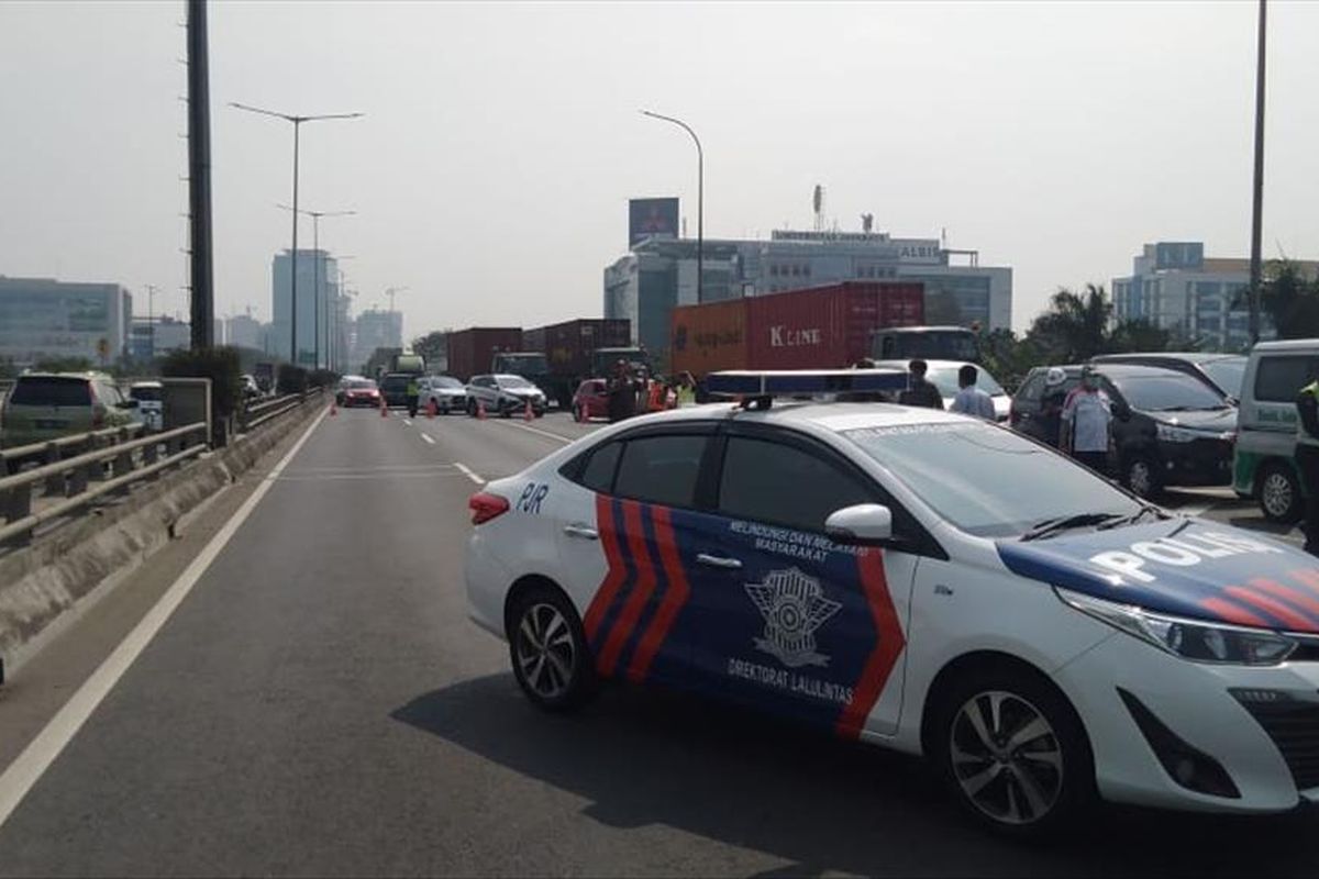 Tol Wiyoto Wiyono Arah Cawang ditutup Sementara, Pengendara dialihkan Keluar Pulomas, Rabu (24/7/2019).