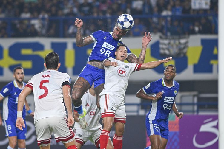 Duel para pemain dalam laga terakhir Grup G ACL 2 2025-2026 antara Persib vs Bangkok United yang tersaji di Stadion Gelora Bandung Lautan Api (GBLA), Rabu (10/12/2025).