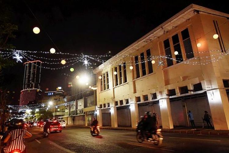 Suasana malam hari di Jalan Tunjungan, Surabaya, Sabtu (6/8/2016). Bangunan tua serta lampu-lampu membuat Jalan Tunjungan menjadi salah satu spot favorit liburan di Surabaya.