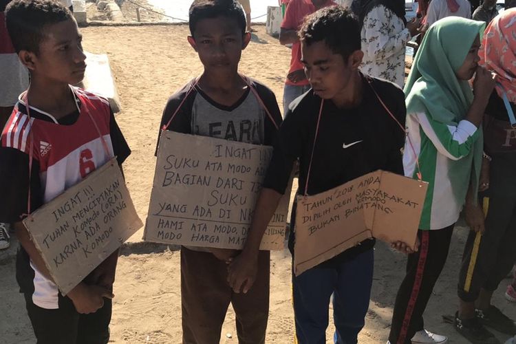 Foto : Anak-anak setempat saat melakukan aksi penolakan penutupan pulau Komodo oleh pemerintah, Kamis (15/8/2019).