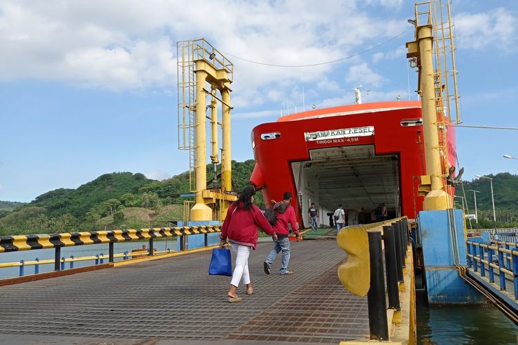 Suasana pelabuhan Lembar terpantau sepi, sehari jelang pelarangan mudik yang berlaku tanggal 6-17 Mei 2021.