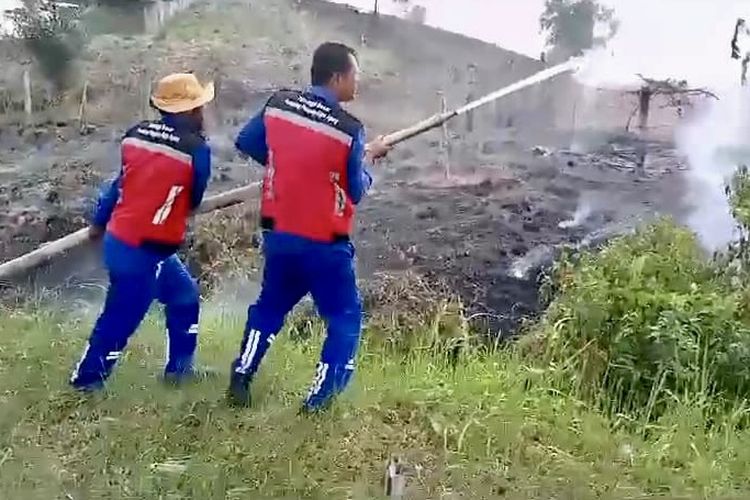 Simulasi pemadaman api kebakaran di kawasan jalan tol di Lampung, Kamis (14/9/2023).