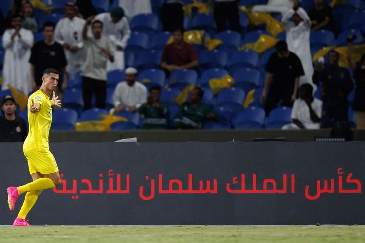 Penyerang Al Nassr Cristiano Ronaldo merayakan gol kedua timnya selama pertandingan sepak bola final Piala Champions Klub Arab 2023 antara Al-Hilal vs Al-Nassr di Stadion Raja Fahd di Taif pada Minggu 13 Agustus 2023 dini hari WIB.
