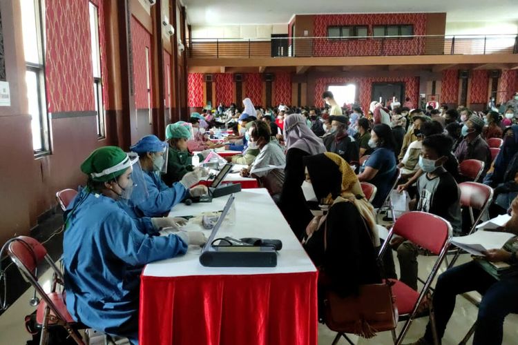 Ribuan warga mengikuti vaksinasi massal di Gedung Kesenian Kota Blitar, Kamis (14/10/2021)