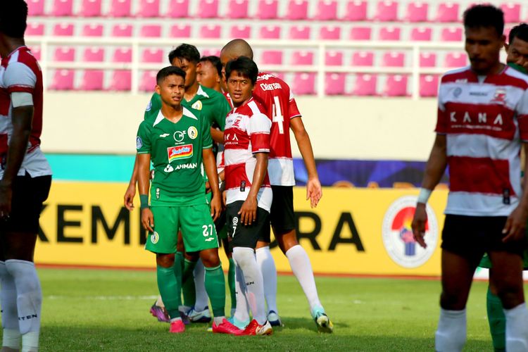 Pemain Madura United Bayu Gatra menjaga pemain PSS Sleman Irkham Mila saat pertandingan pekan ke-13 Liga 1 2022-2023 yang berakhir dengan skor 0-1 di Stadion Manahan Solo, Kamis (8/12/2022) sore.