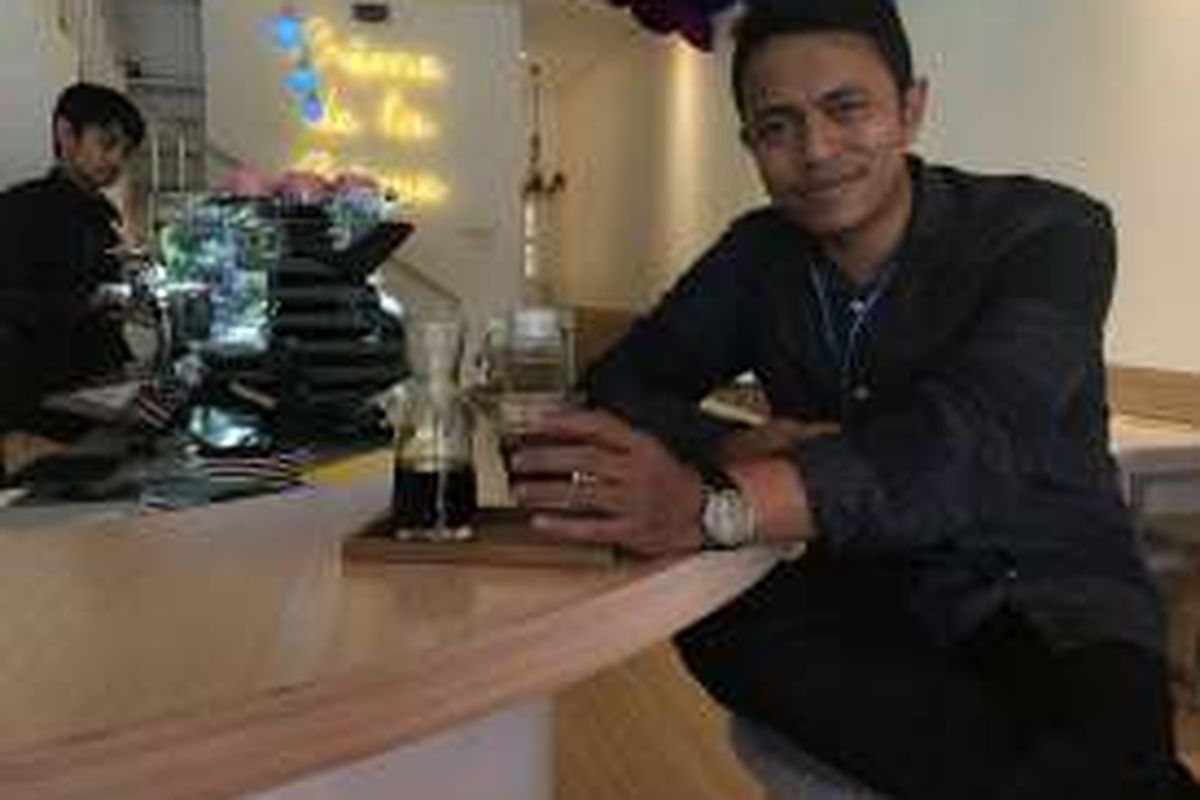 Muhammad Sufyan Abdurrahman, dan secangkir kopi lokal arabika di kedai lokal bilangan Cihampelas, Kota Bandung.