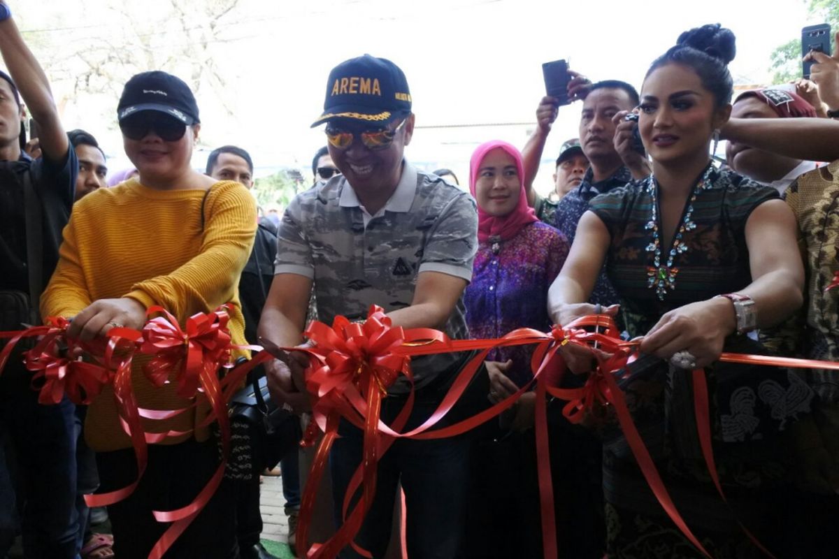 Penyanyi Krisdayanti (kanan) bersama Wali Kota Malang M Anton (tengah) saat membuka gerai Makobu miliknya di Jalan Ijen Kota Malang, Minggu (17/9/2017) 