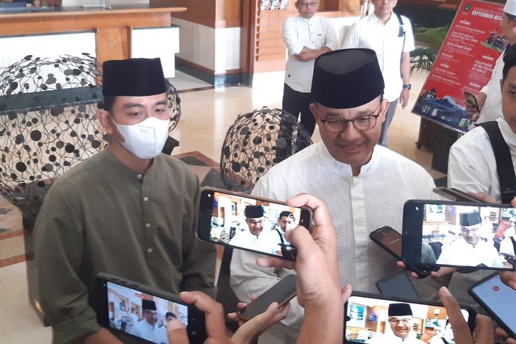 Mantan Gubernur DKI Jakarta Anies Baswedan bersama Wali Kota Solo Gibran Rakabuming Raka di Hotel Novotel Solo, Jawa Tengah, Selasa (15/11/2022).