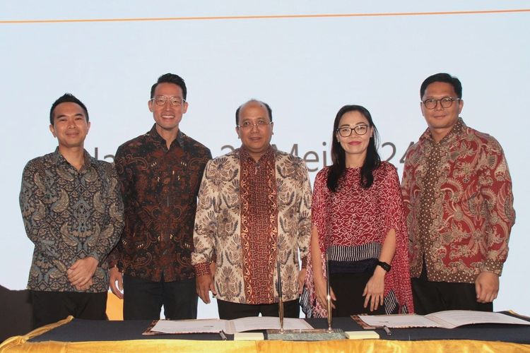 Penandatanganan perjanjian kerja sama (PKS) Bank Mandiri dan Perwakilan Pimpinan Lippo Group oleh Direktur Corporate Banking Bank Mandiri Riduan bersama Chief Executive Officer (CEO) PT Lippo Karawaci Tbk John Riady di Jakarta, Selasa (21/5/2024).