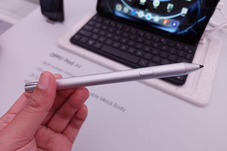 Tampang stylus Oppo Pad Air yang berwarna silver, memiliki ukuran besar mirip seperti pulpen sungguhan.