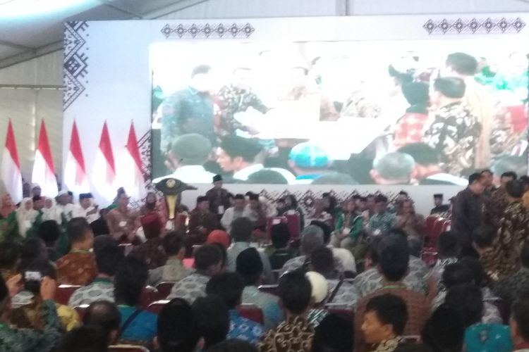 Ribuan santri sudah menunggu kedatangan Presiden RI Joko Widodo di Ponpes Miftahul Huda, Rabu (27/2/2019).