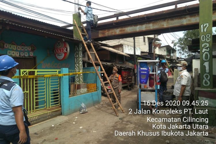 Petugas gabungan Pemerintah Kota Jakarta Utara yang terdiri dari Satuan Polisi Pamong Praja (Satpol PP),TNI dan Polri menyegel puluhan kafe illegal di Cilincing, Jakarta Utara pada Rabu (16/12/2020).