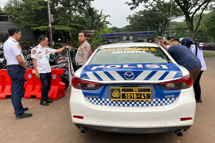 Satlantas Polres Tangsel memiliki satu unit mobil tilang elektronik (ETLE) yang mulai berlaku hari ini di wilayah hukum Polres Tangsel pada Senin (5/12/2022). 