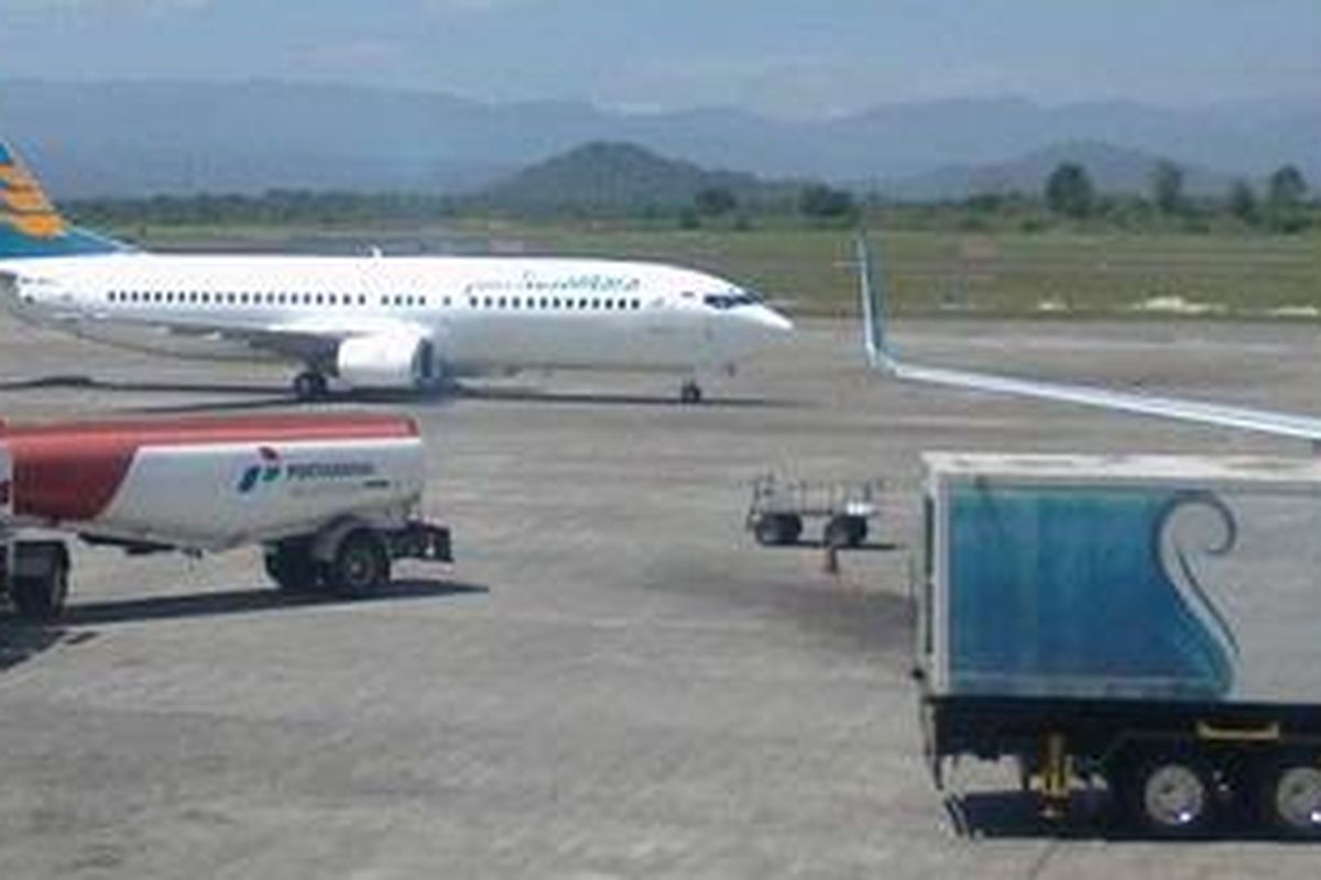 Pesawat Merpati mendarat di Bandara Internasional Sultan Hasanuddin, Makassar.