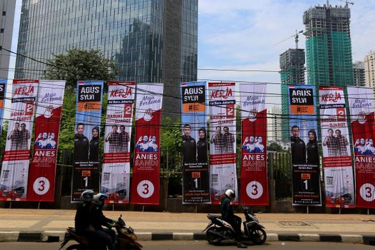 Pengendara sepeda motor melaju di samping baliho bergambar tiga pasangan calon Gubernur dan Wakil Gubernur DKI Jakarta di Jalan Kuningan, Jakarta, Rabu (23/11/2016). KPU DKI Jakarta menyediakan alat peraga kampanye untuk setiap pasangan calon dengan jumlah yang sama, namun apabila masih dirasa kurang mencukupi, masing-masing pasangan calon dibebaskan menambah alat peraga maksimal sebanyak 150 persen dari yang diadakan KPU.