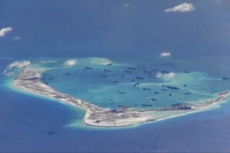 Kapal-kapal pengeruk Tiongkok terlihat di sekitar karang di Kepulauan Spratly yang disengketakan di Laut China Selatan, dalam foto yang diambil oleh pesawat pengintai AS, Mei 2015.