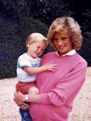 Putri Diana menggendong Pangeran William ketika sedang hamil Pangeran Harry