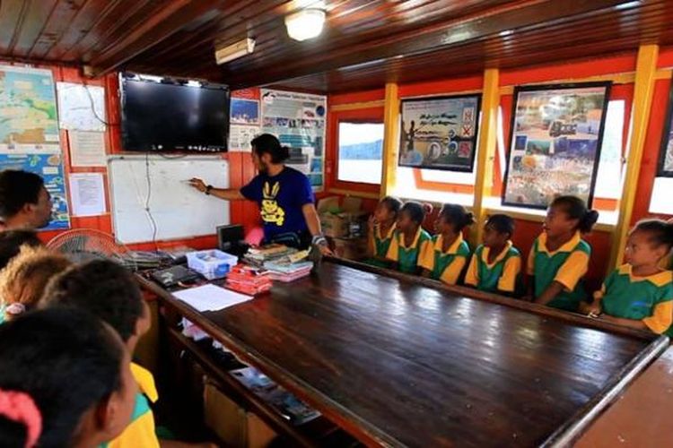 Anak-anak Papua belajar di Kapal Gurano Bintang.