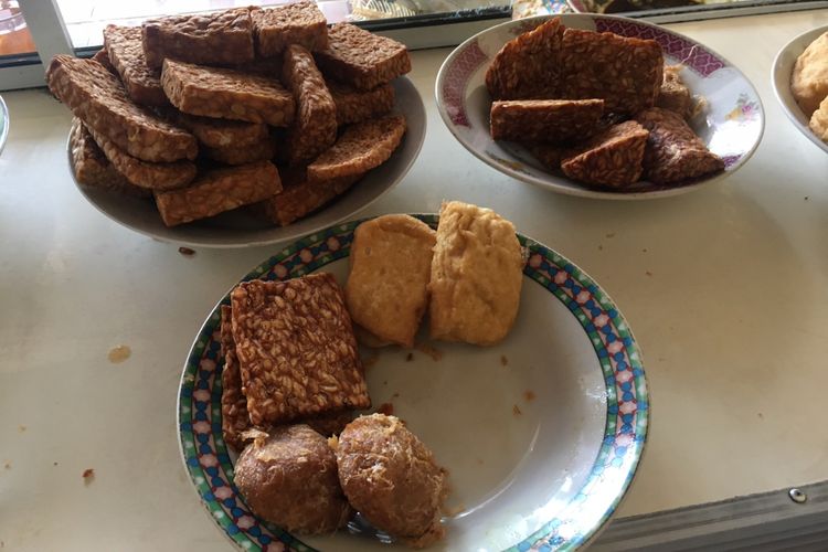 Hidangan tempe goreng dan makan lainnya di Pondok Gabus Lukman yang menjual kuliner khas Betawi, Kota Bekasi, Jawa Barat, Kamis (4/1/2018). 