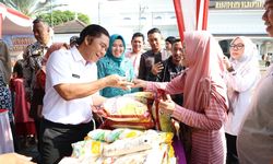 Buka Bazar Ramadhan Provinsi Banten, Al Muktabar Ikut Layani Pembeli Beras