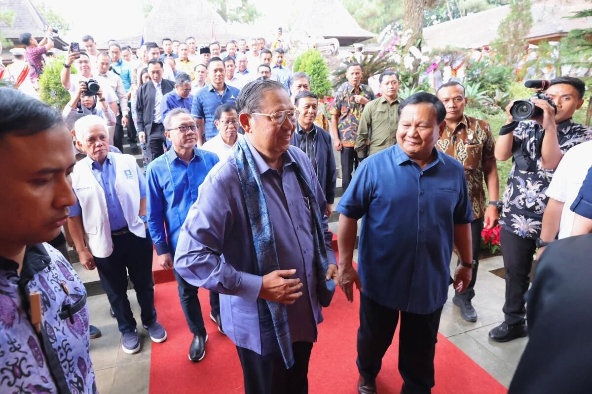 Ketua Majelis Tinggi Partai Demokrat Susilo Bambang Yudhoyono (kiri) disambut oleh Ketua Umum Partai Gerindra Prabowo Subianto (kanan) beserta jajaran pimpinan partai Koalisi Indonesia Maju di kediaman Prabowo di Hambalang, Jawa Barat, Minggu (17/9/2023).