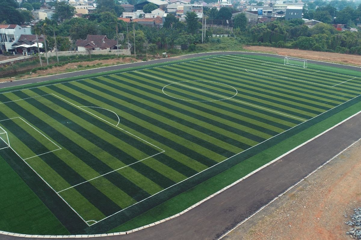 Lapangan sepak bola di Gelanggang Olahraga (GOR) Nambo Jaya.