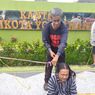 Rayakan Tertangkapnya Mantan Wali Kota Yogyakarta, Pria Ini Potong Rambut